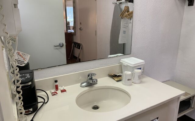 Travelodge Suites by Wyndham MacClenny/I-10