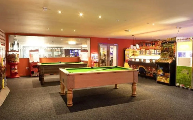 Spacious 2 bed Holiday Home Entertainment on Site