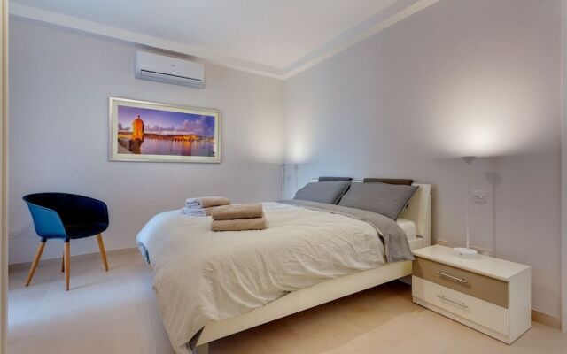 Brand New Designer Finished Apartment, Central Location