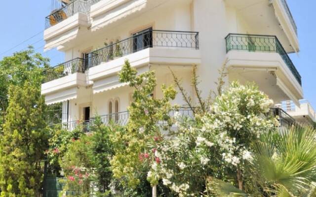 Family Apartment at Glyfada Close to the Beach