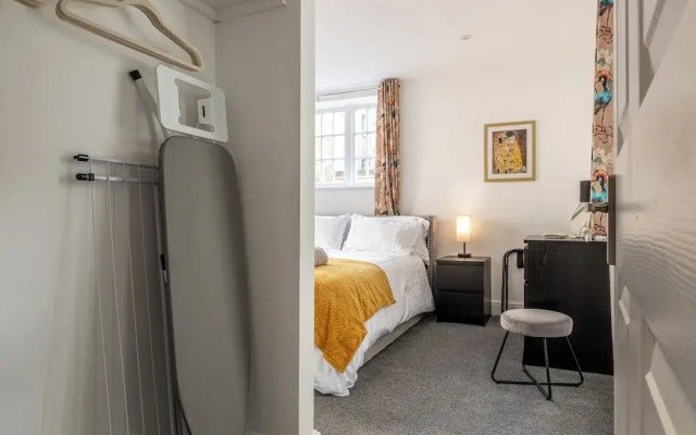 Gorgeous 1 BD in Central Cheltenham