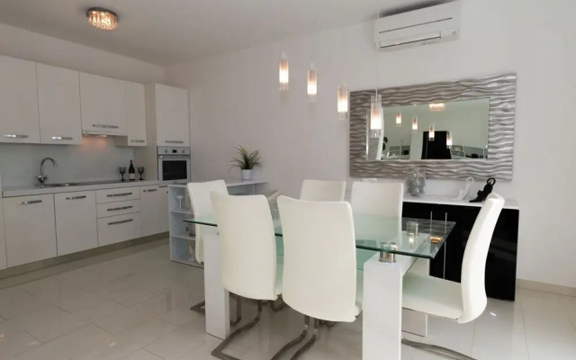 Beautiful Modern Apartment with Balcony And Stunning Sea View