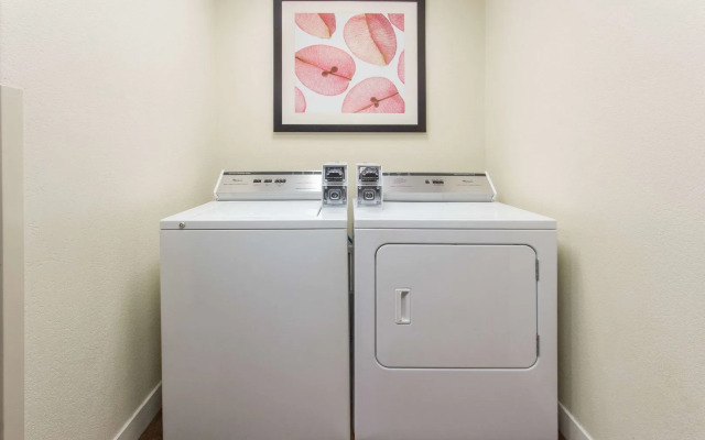 Clarion Pointe Mattoon near University