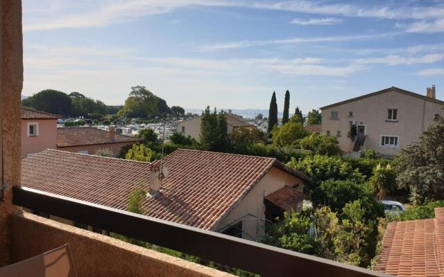 Studio Mezzanine vue port et mer