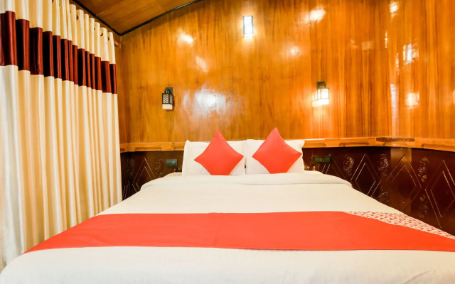 OYO 13525 HouseBoat My Trip Deluxe 3 BHK Private