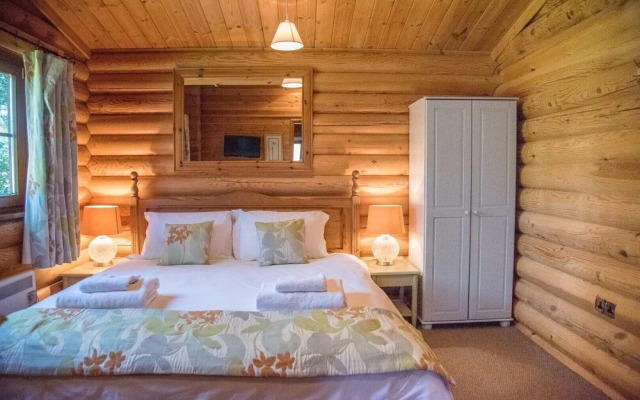 Willow Lodge With Hot Tub, Kingfishers