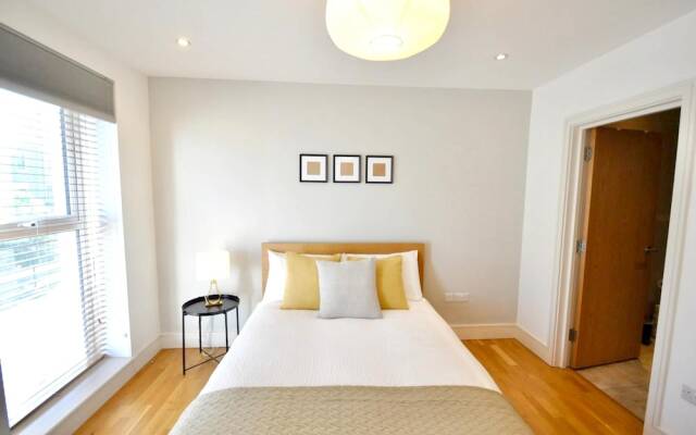 Apartment With 2 Bedrooms in Greater London, With Wifi
