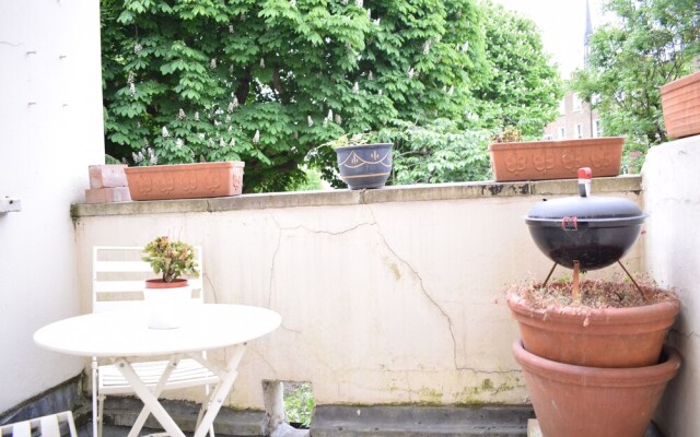 2 Bedroom Apartment With Balcony in Earls Court