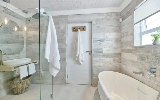 Spring Tide on 28 Main Struisbaai