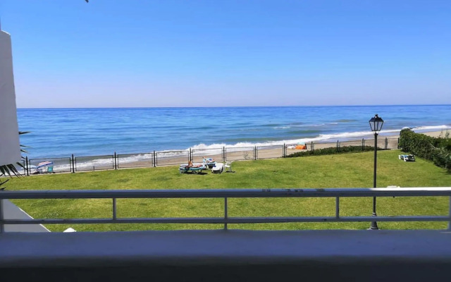 Amazing 3bedroom flat with seafront views & pool by SharingCo