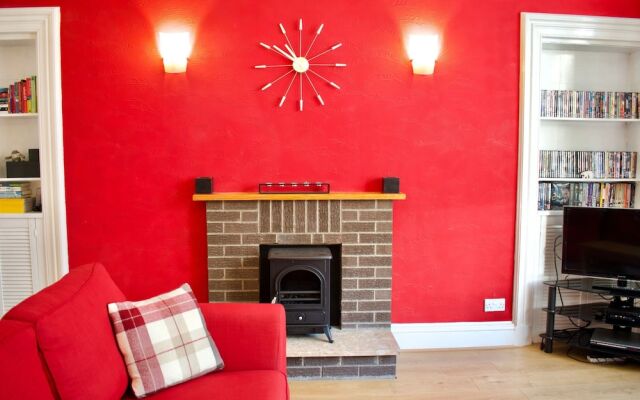 Bright 3 Bedroom Central Apartment