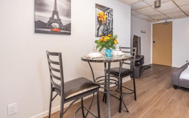 Modern Studio Apartment With King Bed Near Downtown Ottawa