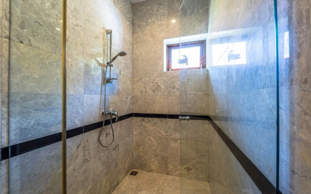 Cozy 3 BR Pool Villa close to Town CV3L