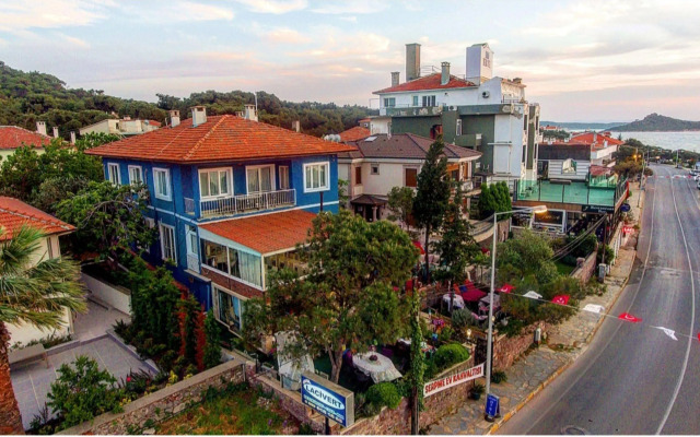 Lacivert Hotel
