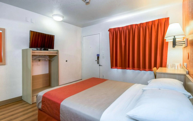 Motel 6 Corona, CA