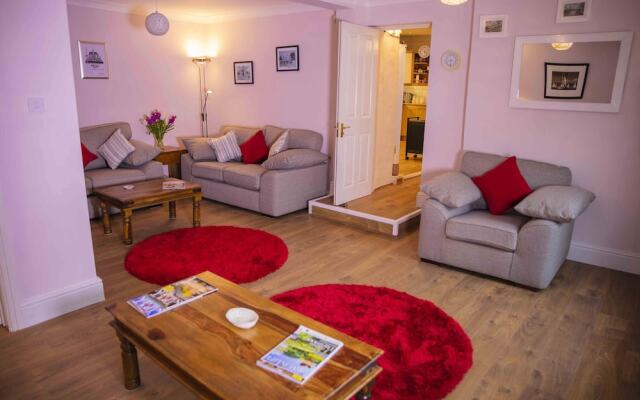 Cladda House & Holiday Apartments