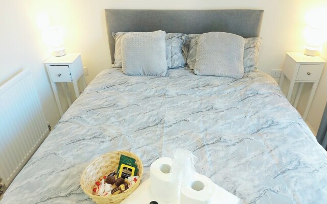 Room in Guest Room - Ensuite Double Room, Full Kitchen, in 3-bed Home