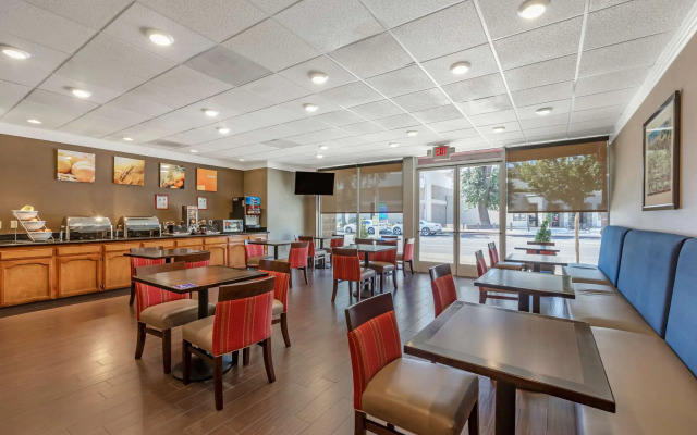Comfort Suites Visalia Convention Center
