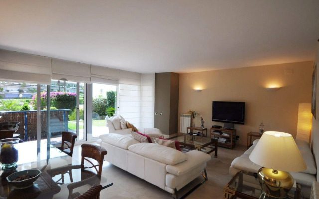 Luxury Apartment with Swimming Pool