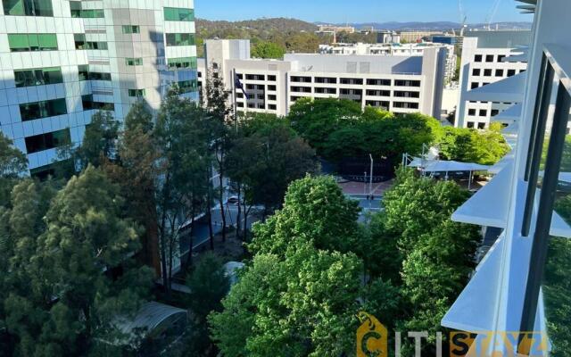 Light & Lovely in Canberra's CBD - 1BR Apt w/Carsp