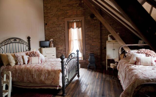 Main Street Bed & Breakfast Established in 1810