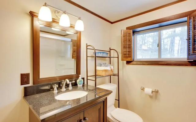Hike & Ski: Cabin w/ Fireplace in Franconia!