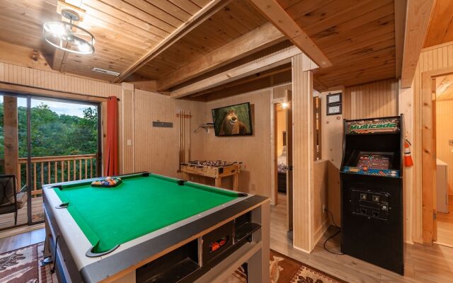 Pappy's Peak 2 Bedroom Cabin by RedAwning