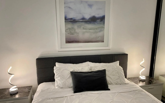 Midnight Luxe 1 BR Executive Apartment in the heart of Braddon Pool Sauna Secure Parking Wine WiFi Netflix – Guest Rooms – Braddon