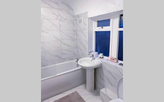 Stylish 3 Bed House + Free Parking + Great Location