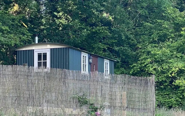 Tranquil Cabin Retreat Near Chepstow