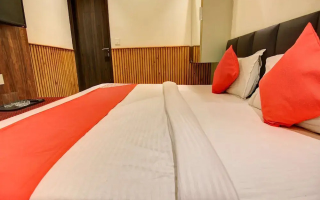 OYO 28373 Hotel Shri Sai