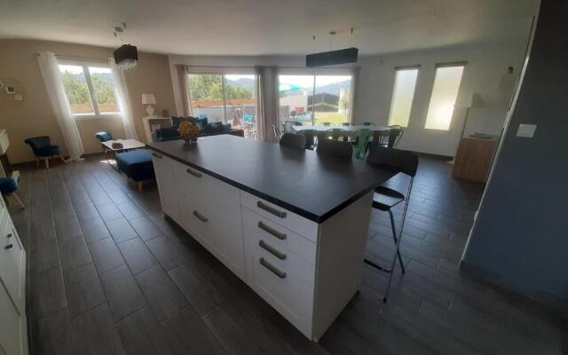 Maison avec piscine à l'orée de la forêt