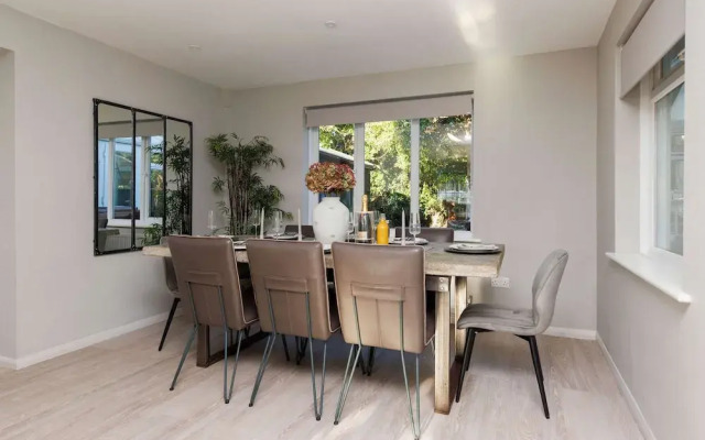 Stylish 4 Bed Home Close to Beach