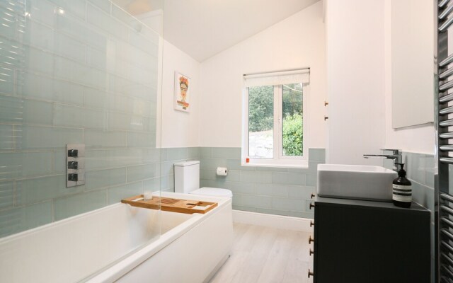 Elegant 2BD House in Colourful Cliftonwood