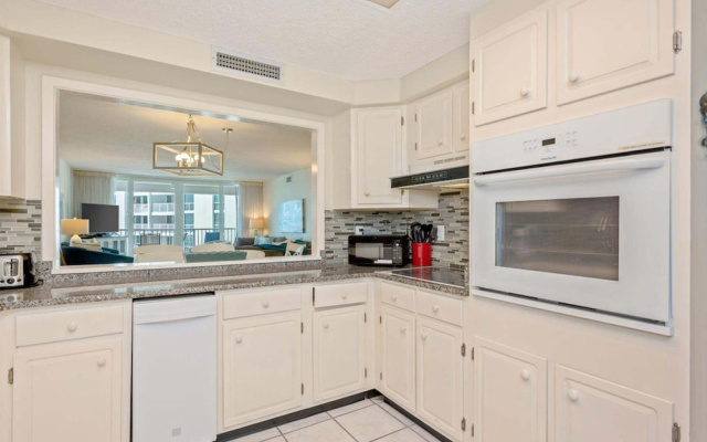 Shoreline Towers 1055 2 Bedroom Condo