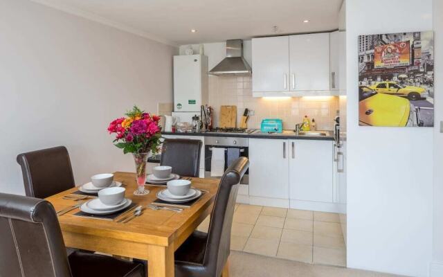 Stylish 1 Bed in West Kensington 7mins To Tube