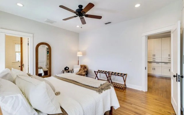 Renovated, Stylish Retreat w/ Patio in Lakeland!