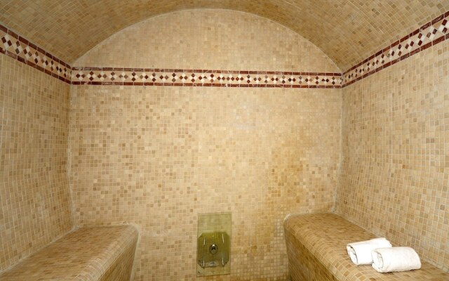 Modern Studio Apartment Located Just 600 m. From the Beach