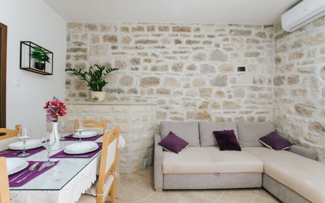 Modern Traditional Apartment w Patio, Near Beach