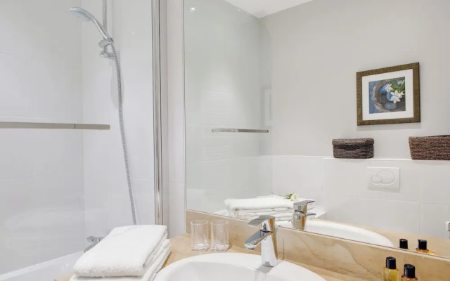 Paris Blanc Manteau Residence