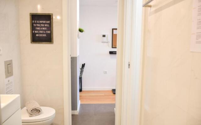 Comfortable&Central w/balcony-9 min walk Trindade