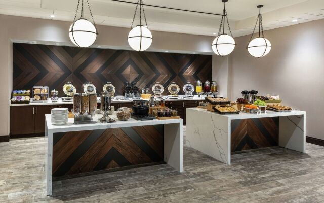 DoubleTree by Hilton Jamestown