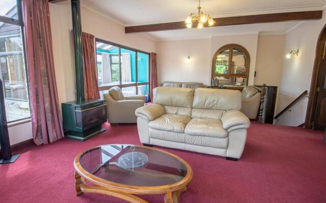 Redcliff House - Te Anau Holiday Home