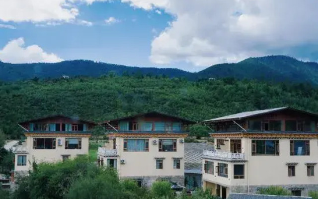 Villafound Shangri-La Womasto Resort