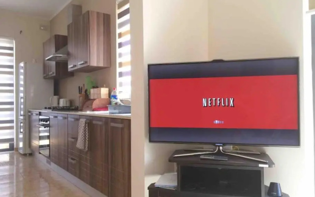 May Flower: Modern Flat close to Airport/Bus Stops