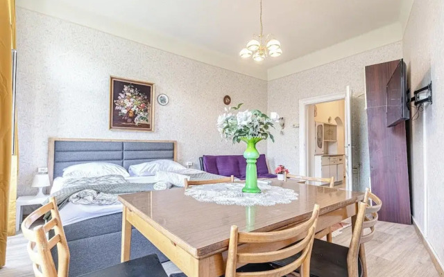 Stylish 2BR Apt Garden Modern Comforts