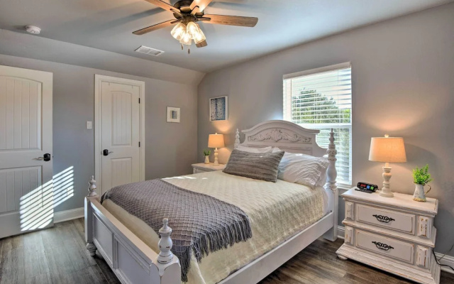 Hot Tub & Fire Pit! Cozy Granbury Escape Near Lake