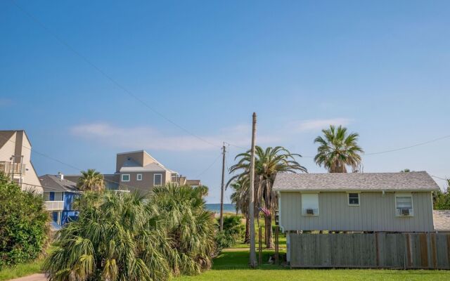 Cute Beach Bungalow Walk to the Beach