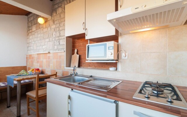Nice Apartment in Splitska With 1 Bedrooms and Wifi