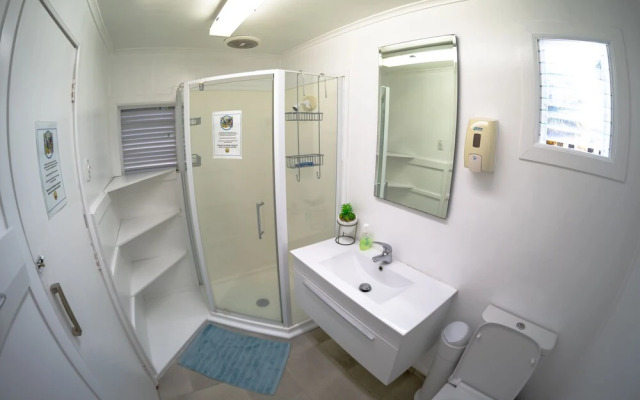 The Red Monkey Travellers' Lodge - Hostel